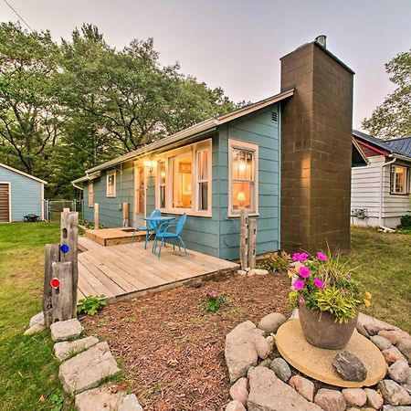 East Tawas Cabin With Deck, Backyard And Fire Pit! المظهر الخارجي الصورة