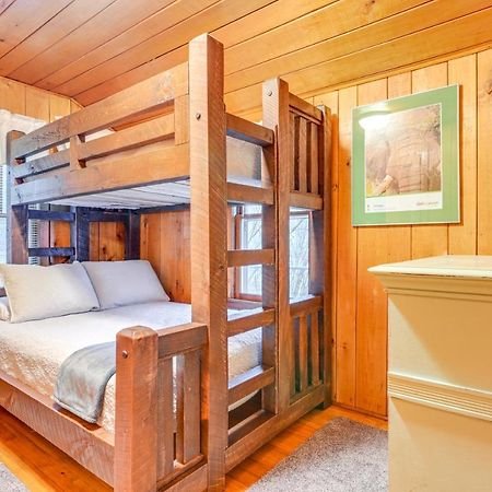 East Tawas Cabin With Deck, Backyard And Fire Pit! المظهر الخارجي الصورة