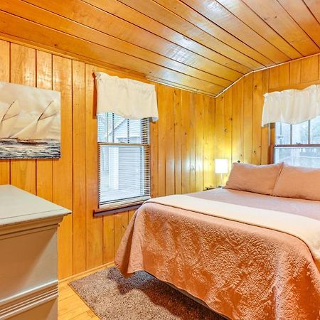 East Tawas Cabin With Deck, Backyard And Fire Pit! المظهر الخارجي الصورة