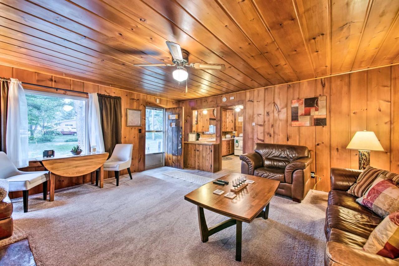 East Tawas Cabin With Deck, Backyard And Fire Pit! المظهر الخارجي الصورة