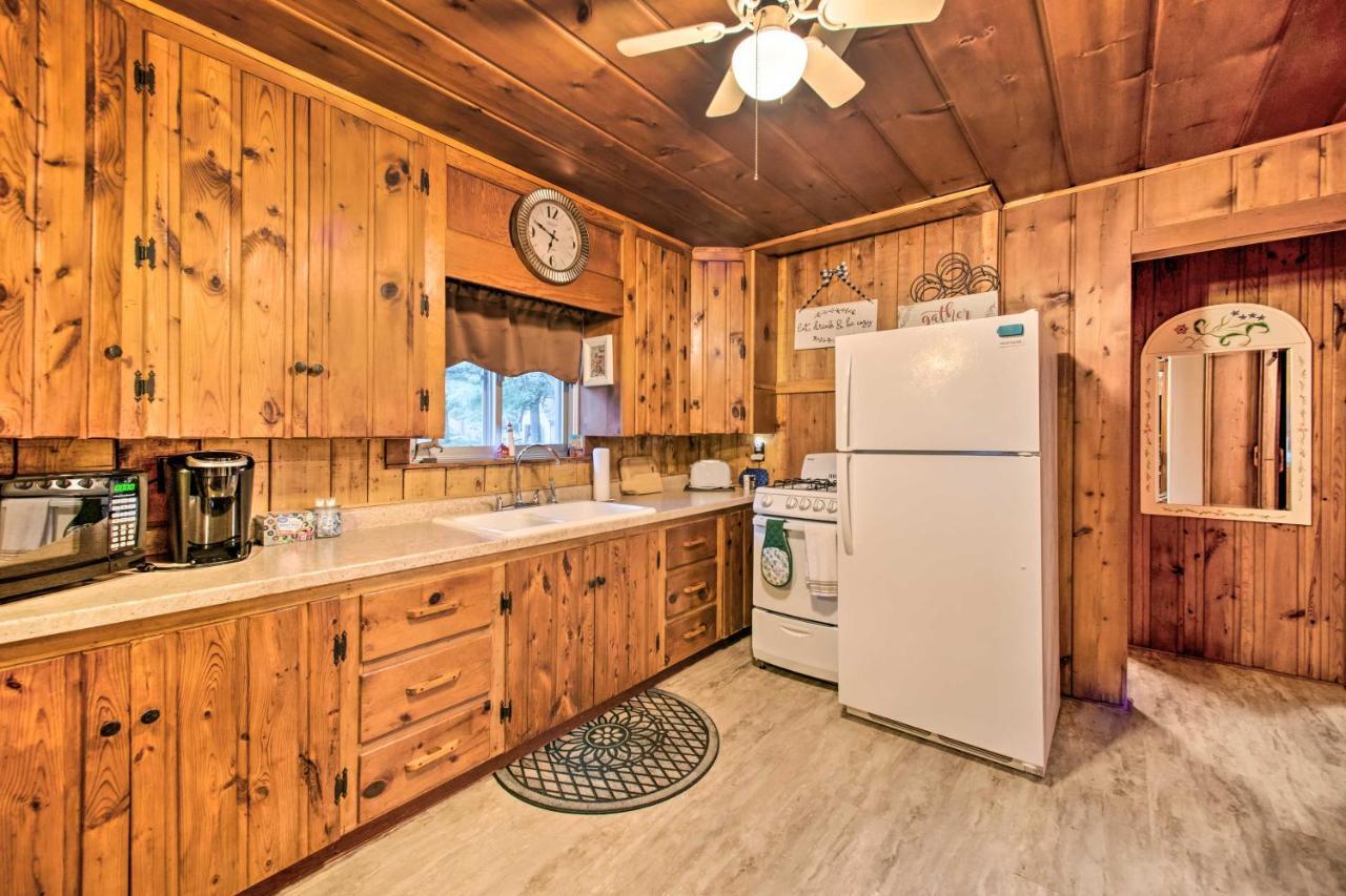 East Tawas Cabin With Deck, Backyard And Fire Pit! المظهر الخارجي الصورة