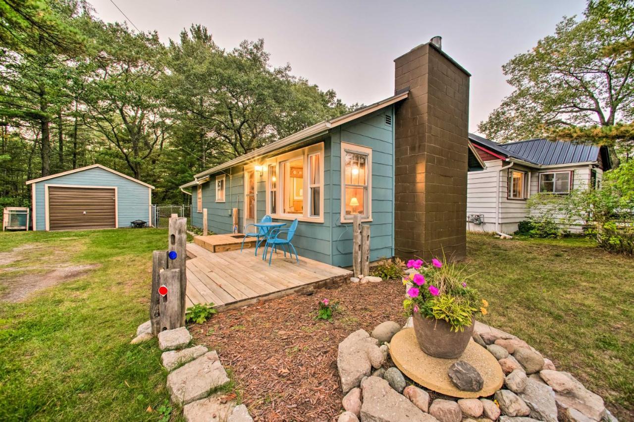 East Tawas Cabin With Deck, Backyard And Fire Pit! المظهر الخارجي الصورة