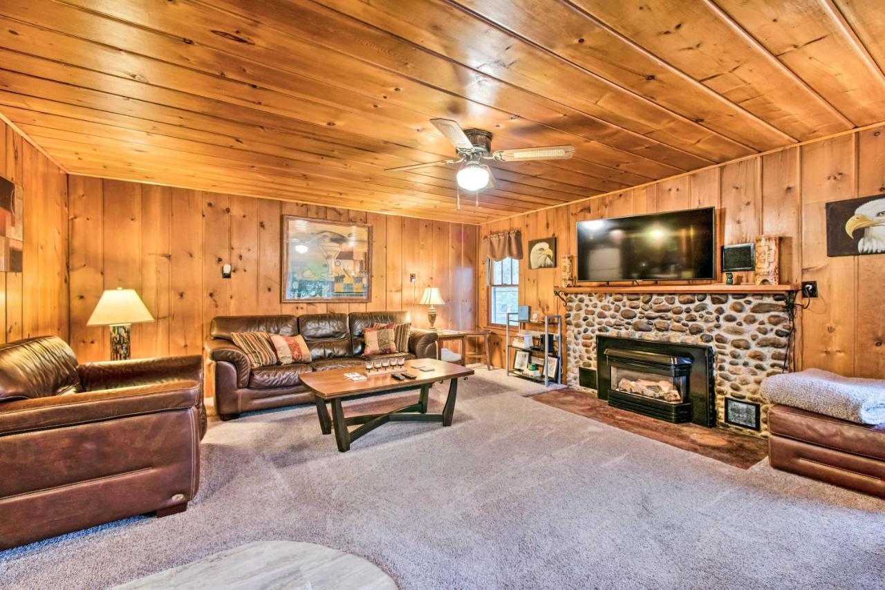 East Tawas Cabin With Deck, Backyard And Fire Pit! المظهر الخارجي الصورة