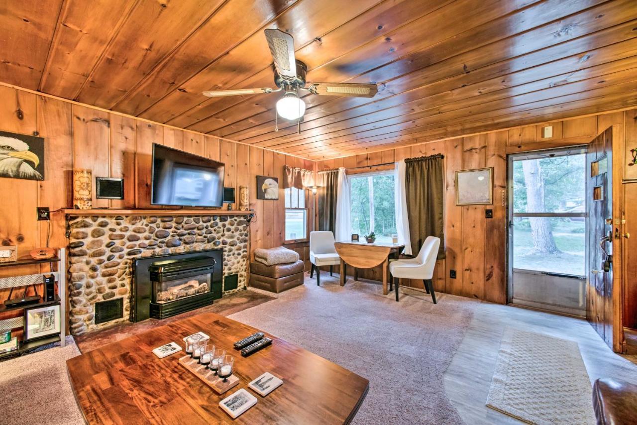 East Tawas Cabin With Deck, Backyard And Fire Pit! المظهر الخارجي الصورة