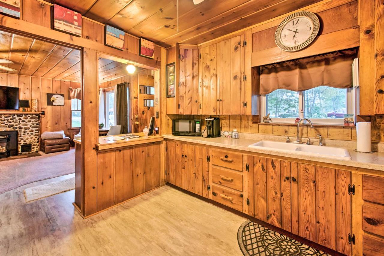 East Tawas Cabin With Deck, Backyard And Fire Pit! المظهر الخارجي الصورة