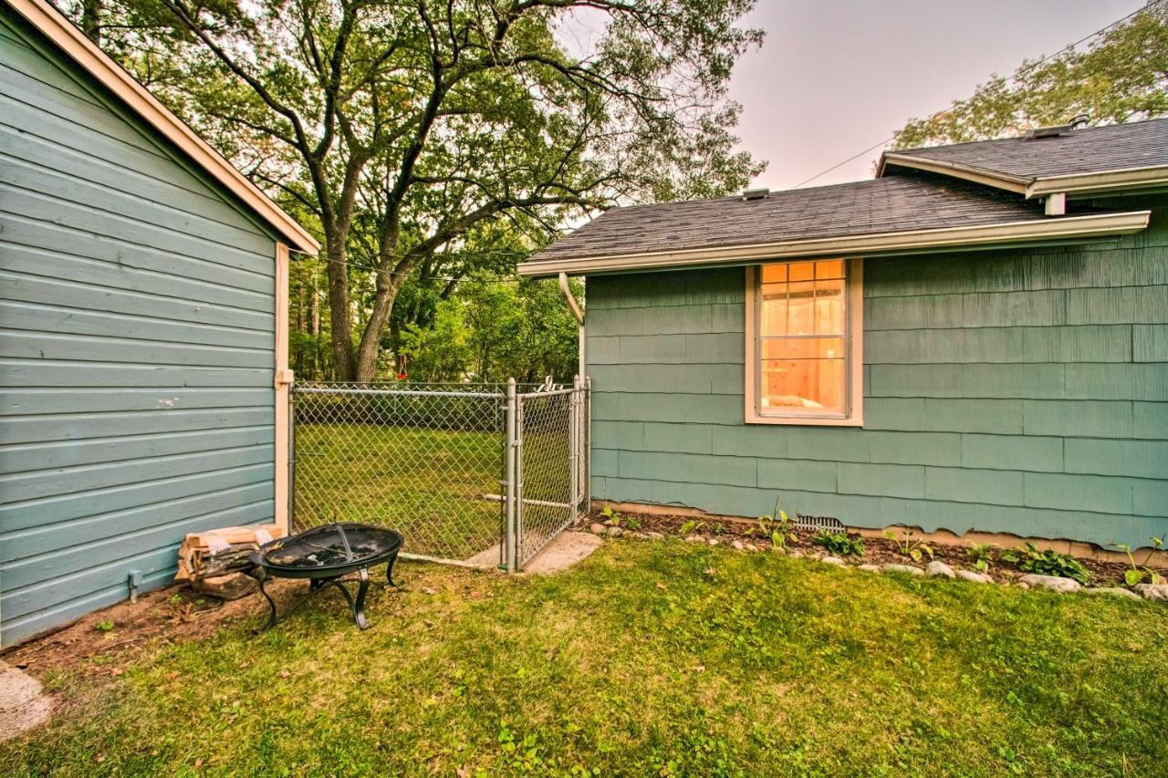 East Tawas Cabin With Deck, Backyard And Fire Pit! المظهر الخارجي الصورة
