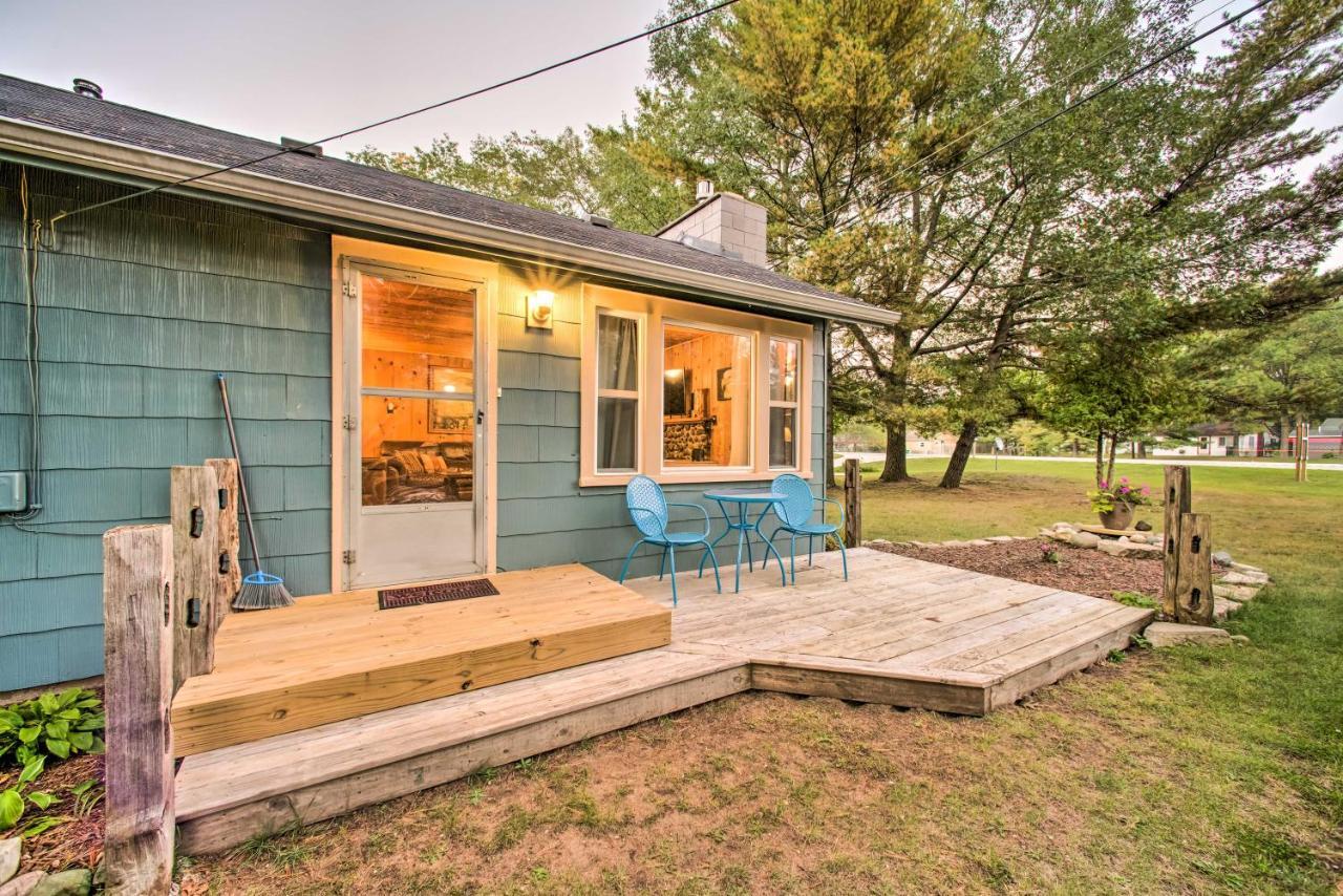East Tawas Cabin With Deck, Backyard And Fire Pit! المظهر الخارجي الصورة