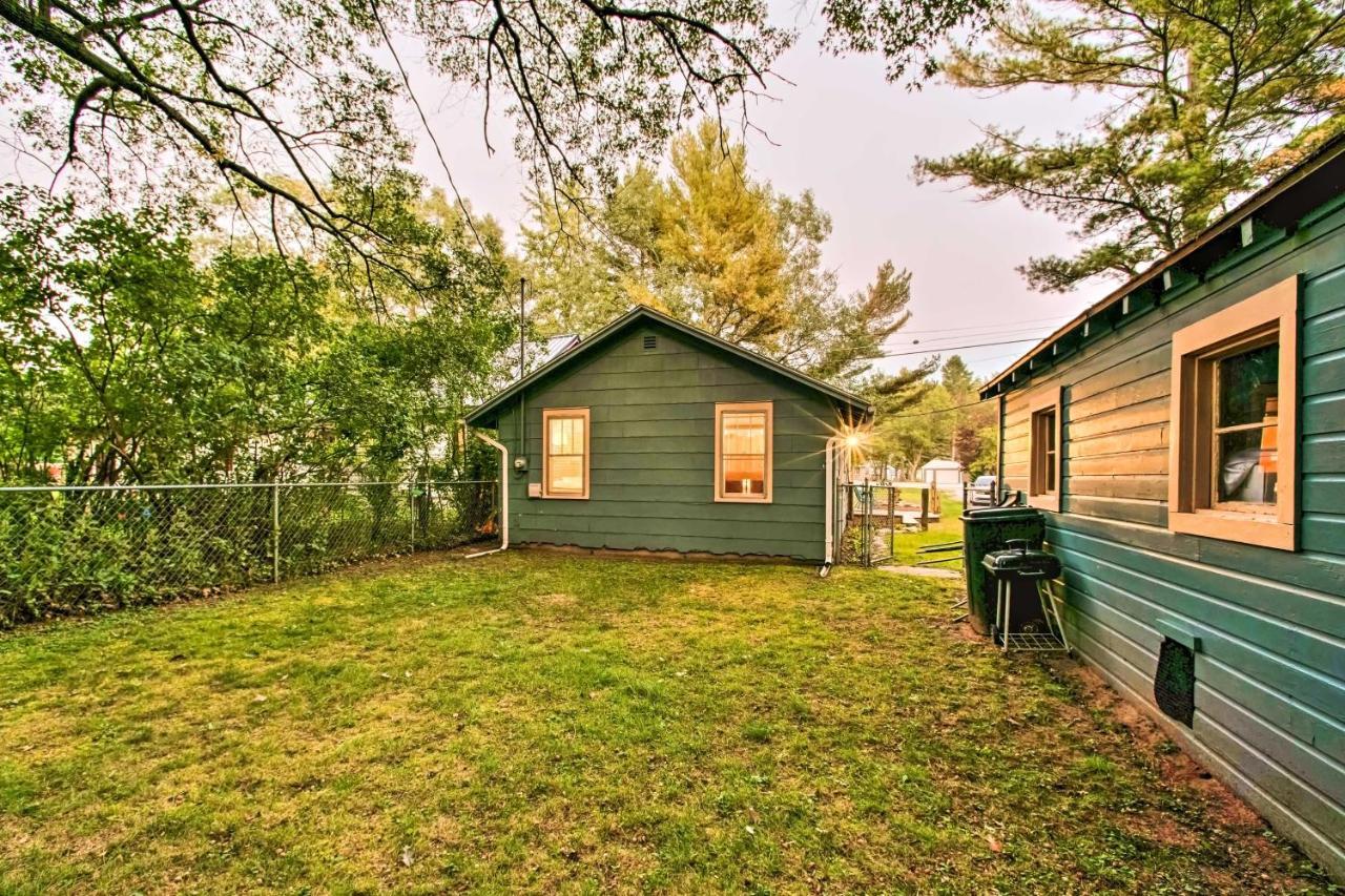 East Tawas Cabin With Deck, Backyard And Fire Pit! المظهر الخارجي الصورة