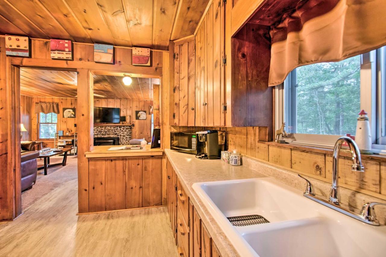 East Tawas Cabin With Deck, Backyard And Fire Pit! المظهر الخارجي الصورة