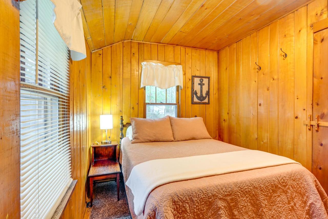 East Tawas Cabin With Deck, Backyard And Fire Pit! المظهر الخارجي الصورة