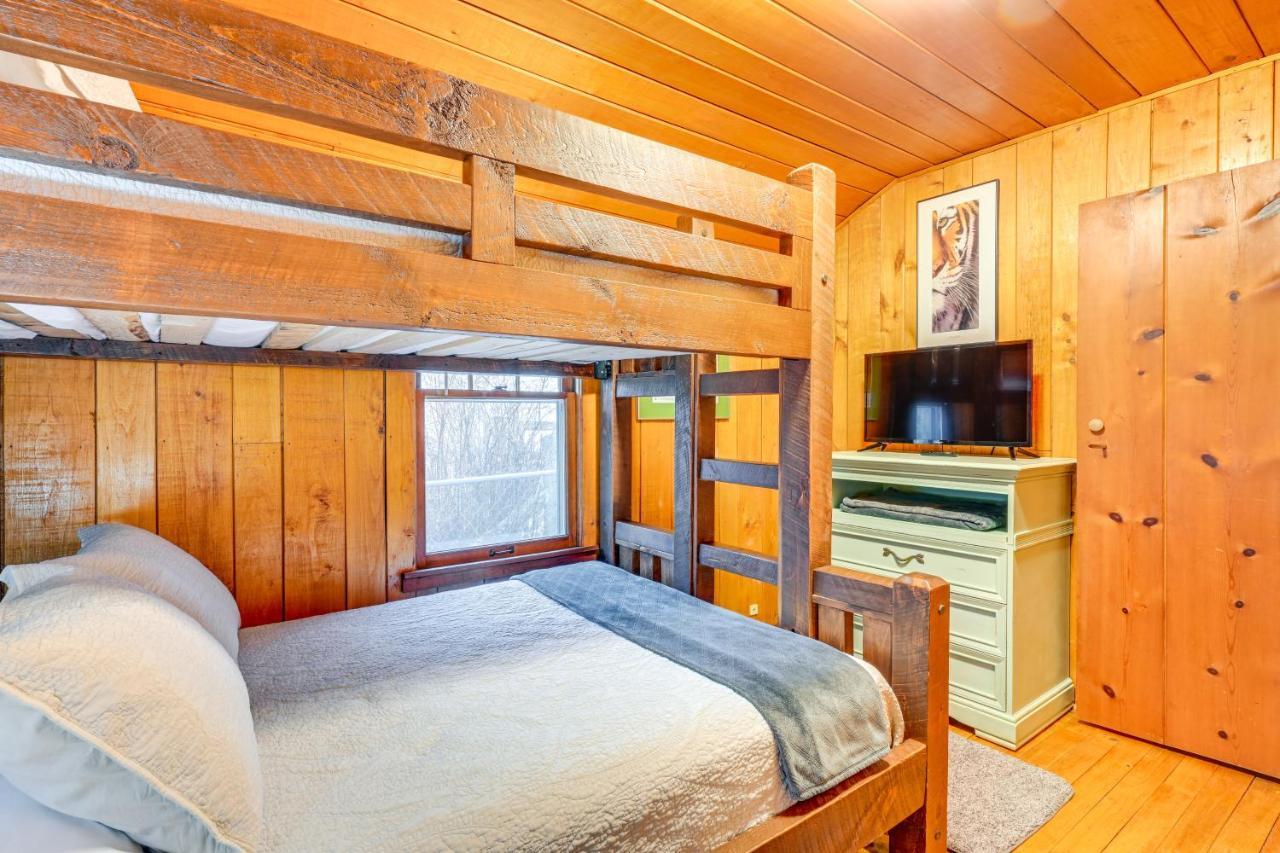East Tawas Cabin With Deck, Backyard And Fire Pit! المظهر الخارجي الصورة