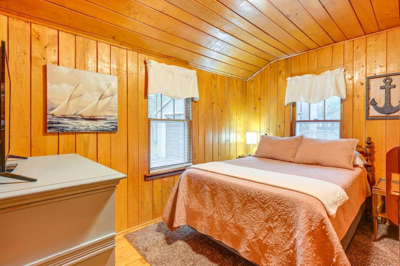 East Tawas Cabin With Deck, Backyard And Fire Pit! المظهر الخارجي الصورة